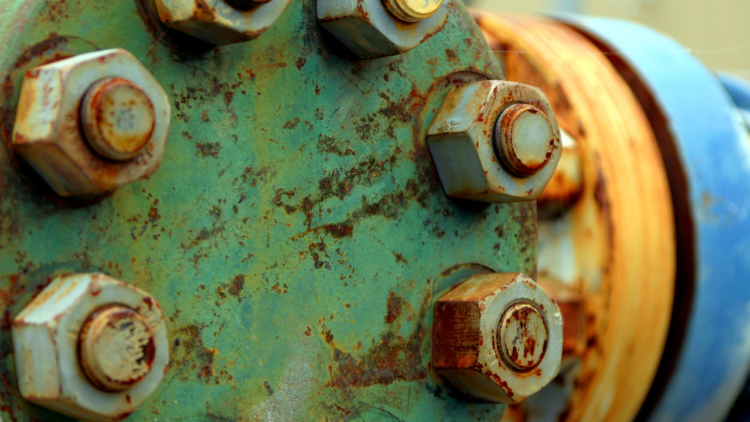 Properly aligned flange to prevent leaks